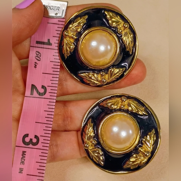 SOLD: Givenchy Vintage XL JUMBOS Clip-on Earrings - Picture 3 of 16